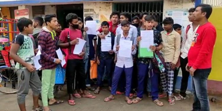 অনুপস্থিত প্রধান ও সেক্রেটারি,ভালুকা গ্রাম পঞ্চায়েতে তালা ঝোলালো ক্ষিপ্ত পড়ুয়ারা