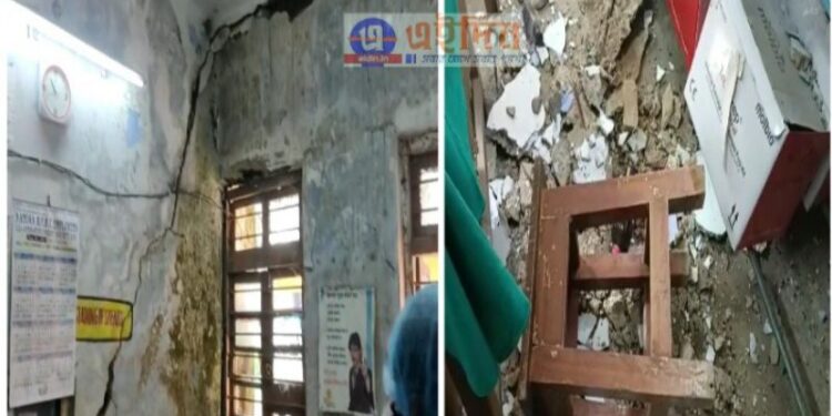 কেতুগ্রাম ব্লক স্বাস্থ্যকেন্দ্রের প্যাথলজিক্যাল বিভাগে ছাদ থেকে খসে পড়ল বড়সড় চাঙড়, অল্পের জন্য প্রাণে বাঁচলেন রোগী ও স্বাস্থ্যকর্মীরা
