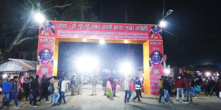 ঐতিহ্যপূর্ণ বোল্লা রক্ষা কালীর পুজোর দ্বিতীয় দিনে উৎসব মুখর এলাকা