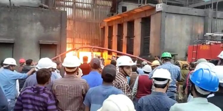 জামুড়িয়ায় কারখানায় বিদ্যুতের ট্রান্সফর্মারে ভয়াবহ অগ্নিকান্ড