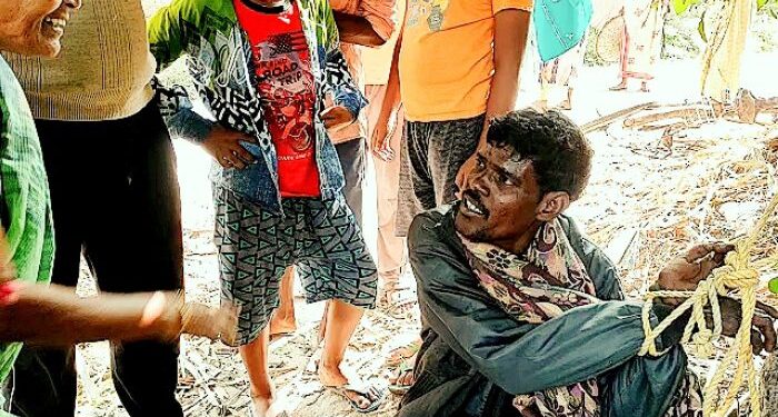 মদের টাকা জোটাতে সাইকেল চুরি করে যন্ত্রাংশ খুলে বিক্রি করতে গিয়ে হাতেনাতে ধরা পড়ল সুরাপ্রেমী যুবক