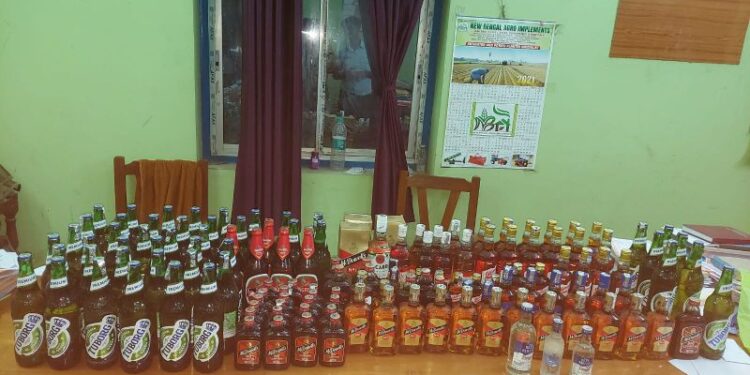 বাড়িতে বেআইনি ভাবে মদ মজুত করে বিক্রির অভিযোগে গ্রেপ্তার ব্যবসায়ী