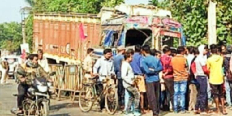 নদিয়ায় পাথরবোঝাই লরিতে শববাহী গাড়ির ধাক্কা, মৃত ১৮, আহত ১৪