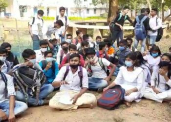 টেস্ট পরীক্ষার রুটিন বাতিলের দাবিতে স্কুলের সামনে উচ্চমাধ্যমিক পরীক্ষার্থীদের বিক্ষোভ