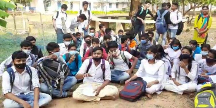 টেস্ট পরীক্ষার রুটিন বাতিলের দাবিতে স্কুলের সামনে উচ্চমাধ্যমিক পরীক্ষার্থীদের বিক্ষোভ