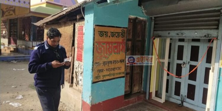 মাধবডিহিতে সোনার দোকানের শাটার ভেঙে অলংকার সামগ্রী নিয়ে পালালো দুষ্কৃতিদল