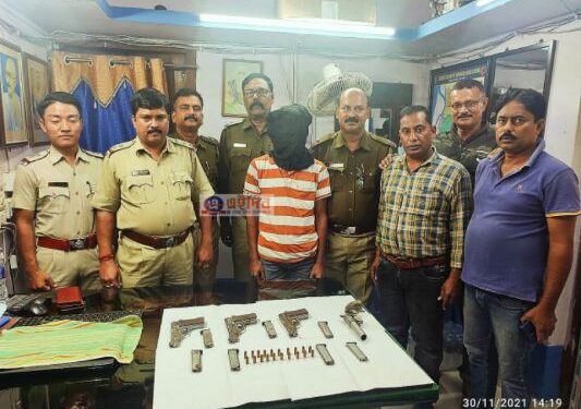 মোথাবাড়িতে বিপুল পরিমাণ বেআইনি আগ্নেয়াস্ত্রসহ গ্রেফতার দুষ্কৃতি