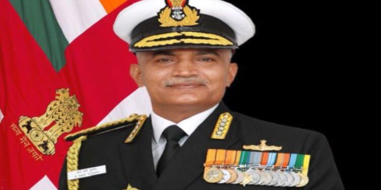 নৌবাহিনীর নতুন প্রধান হিসেবে দায়িত্ব নিলেন অ্যাডমিরাল হরি কুমার