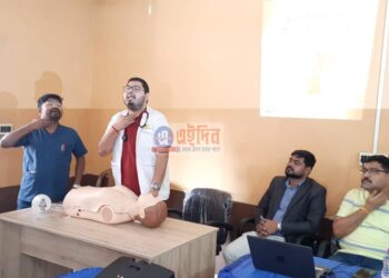 অভিজ্ঞ চিকিৎসকরা শেখালেন পথ দূর্ঘটনায় আহতদের প্রাথমিক শুশ্রূষার পদ্ধতি, প্রশিক্ষণ নিলেন কাটোয়া থানার পুলিশ কর্মীরা