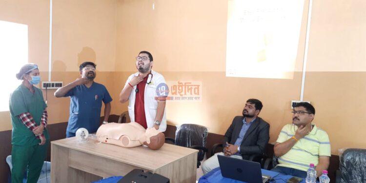 অভিজ্ঞ চিকিৎসকরা শেখালেন পথ দূর্ঘটনায় আহতদের প্রাথমিক শুশ্রূষার পদ্ধতি, প্রশিক্ষণ নিলেন কাটোয়া থানার পুলিশ কর্মীরা