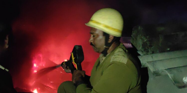 দেওয়ানদিঘির জিয়াড়া গ্রামে বালাপোশ কারখানায় অগ্নিকাণ্ড, লক্ষাধিক টাকার ক্ষয়ক্ষতি