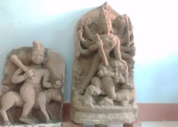 মালদায় মহানন্দা নদী থেকে উদ্ধার শতাব্দী প্রাচীন দুটি পাথরের মূর্তি