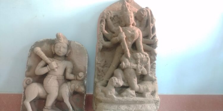 মালদায় মহানন্দা নদী থেকে উদ্ধার শতাব্দী প্রাচীন দুটি পাথরের মূর্তি