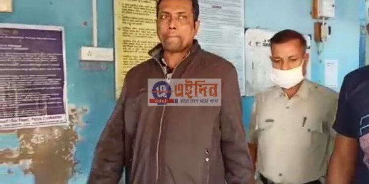 ভাড়াটিয়াদের ঘরের আলমারি ভেঙ্গে টাকা চুরির অভিযোগে গ্রেফতার বাড়ির মালিক