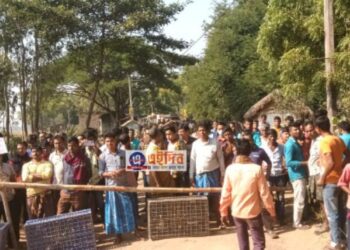 বেহাল সড়কপথ  !  সংস্কারের দাবিতে পথ অবরোধ পূর্ব বর্ধমানের কাটোয়ায়