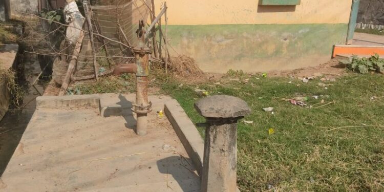 গ্রামে পানীয় জলের আকাল, পঞ্চায়েতের বিরুদ্ধে ক্ষোভে ফুঁসছেন গ্রামবাসীরা