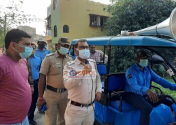 চুরি রুখতে বাসিন্দাদের দুয়ারে পৌছে সচেতনতার পাঠ দিলেন বর্ধমান থানার আইসি