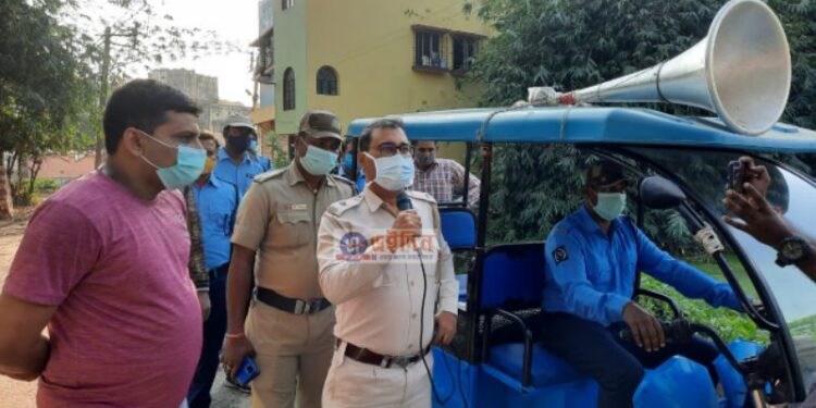 চুরি রুখতে বাসিন্দাদের দুয়ারে পৌছে সচেতনতার পাঠ দিলেন বর্ধমান থানার আইসি