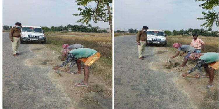 ট্রাক্ট্রর-হারভেস্টরের চাকায় উঠে এসেছিল কাদা, বর্ধমান-কাটোয়া রাজ্য সড়ক পথে ‘কাদা সাফাই অভিযান’ পুলিশের