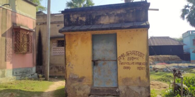 বিপুল অঙ্কের বিদ্যুৎ বিল বকেয়া থাকায় সংযোগ বিচ্ছিন্ন করল দপ্তর, অথৈ জলে পূর্ব বর্ধমান জেলার ভাতারের সরকারি জল প্রকল্পের ১২ টি পাম্পের ভবিষ্যৎ