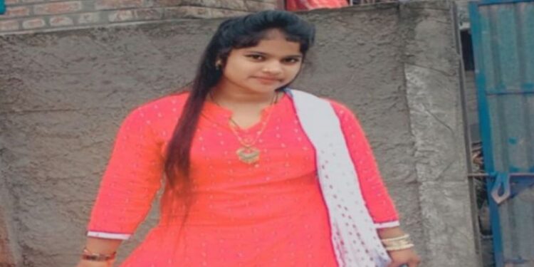 লরির চাকায় পিষ্ট হয়ে কলেজ ছাত্রীর মৃত্যু