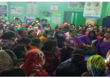 উৎসাহ ভাতা না মেলায় ব্লক স্বাস্থ্য আধিকারিককে ঘেরাও করে বিক্ষোভ আশা কর্মীদের