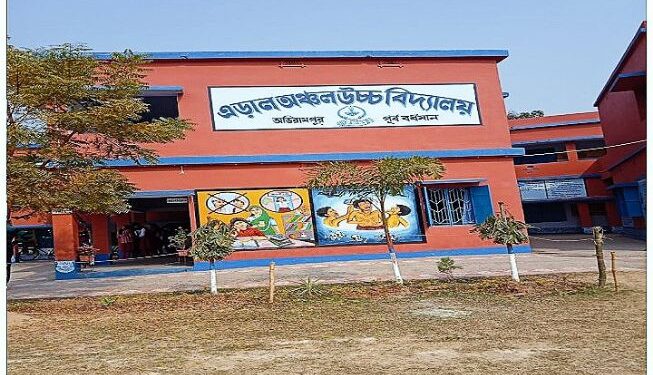 প্রধানশিক্ষকের বিরুদ্ধে অশালীন আচরণ ও কুপ্রস্তাব দেওয়ার অভিযোগ, শিক্ষামন্ত্রীর কাছে অভিযোগ  শিক্ষিকার, পালটা অভিযোগ প্রধান শিক্ষকসহ অনান্য শিক্ষকদের