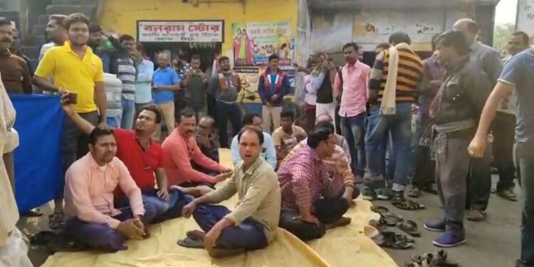 খয়রাশোলে দুই দোকানে চুরি,ক্ষিপ্ত ব্যাবসায়ীদের পথ অবরোধ