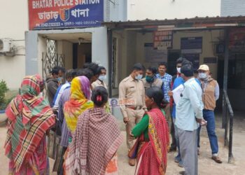 টাকা ফেরত না পেয়ে চিটফান্ডের এজেন্টকে আটকে রাখল বিনিয়োগকারীরা, উদ্ধার করল পুলিশ