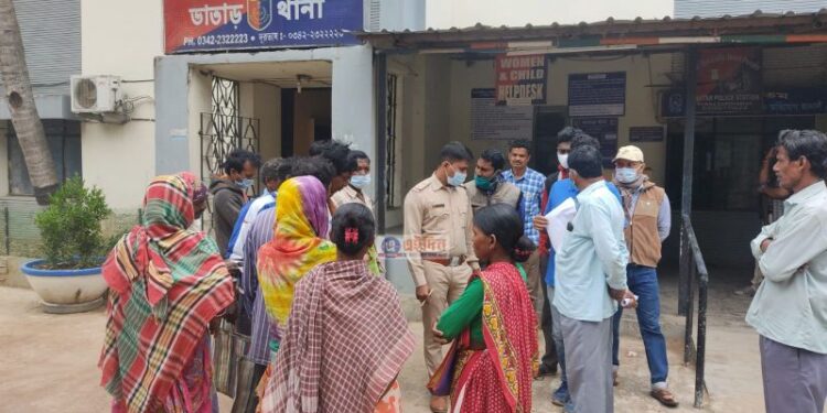 টাকা ফেরত না পেয়ে চিটফান্ডের এজেন্টকে আটকে রাখল বিনিয়োগকারীরা, উদ্ধার করল পুলিশ