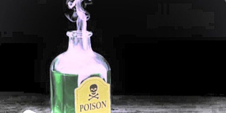 স্কুলে অফলাইনে ক্লাস বন্ধ করতে ২০ জন সহপাঠীর জলে কীটনাশক মিশিয়ে দেওয়ার অভিযোগ উঠল একাদশ শ্রেণীর পড়ুয়ার বিরুদ্ধে