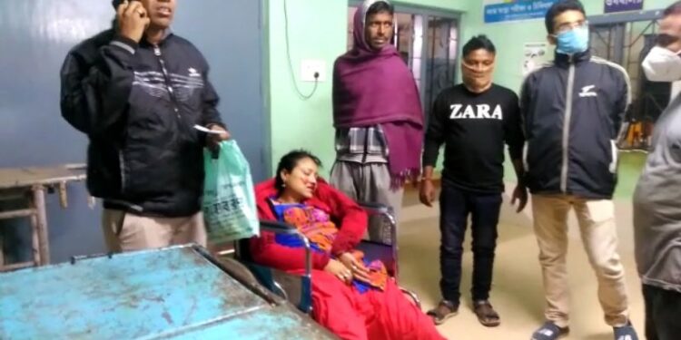 বাইকের চাকায় ওড়না জড়িয়ে মর্মান্তিকভাবে মৃত্যু গৃহবধুর