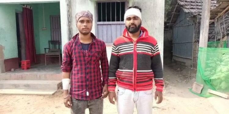 অনার্স পাইয়ে দেওয়ার প্রতিশ্রুতি দিয়ে পড়ুয়াদের কাছ থেকে টাকা নেওয়ার অভিযোগ ঘিরে সংঘর্ষে জড়াল তৃণমূলের দুই গোষ্ঠী