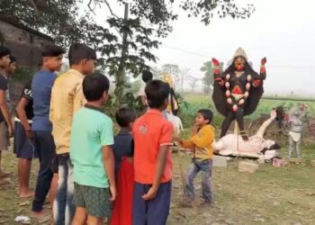 বাংলাদেশের বাস্তচ্যুতদের প্রতিষ্ঠিত রক্ষা কালী পূজো ঘিরে উৎসব মুখর বাঁকুড়ার চরগোবিন্দপুর গ্রাম