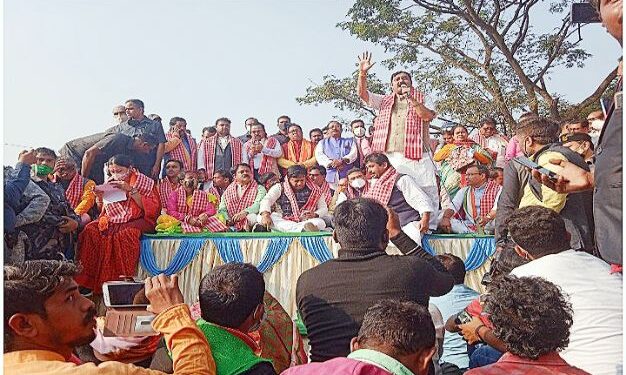 সিঙ্গুরে টাটাদের পরিত্যক্ত কারখানার প্রবেশ পথের মুখেই শুরু হল বিজেপির ৩ দিনের অবস্থান বিক্ষোভ কর্মসূচি
