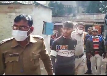 সরকারী যাত্রীবাহী বাসে বোমা নিয়ে যাওয়ার সময়ে পুলিশি অভিযানে গ্রেফতার দুস্কৃতি