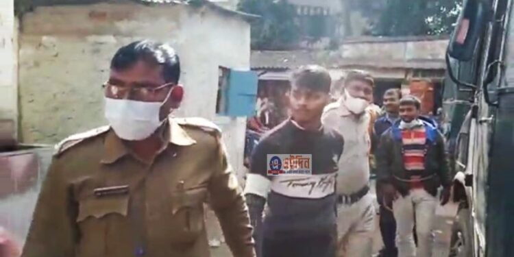 সরকারী যাত্রীবাহী বাসে বোমা নিয়ে যাওয়ার সময়ে পুলিশি অভিযানে গ্রেফতার দুস্কৃতি