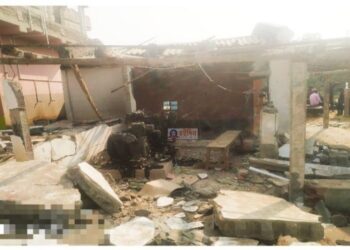 কম্প্রেসার মেশিনের  সিলিন্ডারে বিস্ফোরণে উড়ল আস্ত দোকানঘর, অল্পের জন্য প্রাণে বাঁচলেন দোকানদার ও তাঁর কর্মী