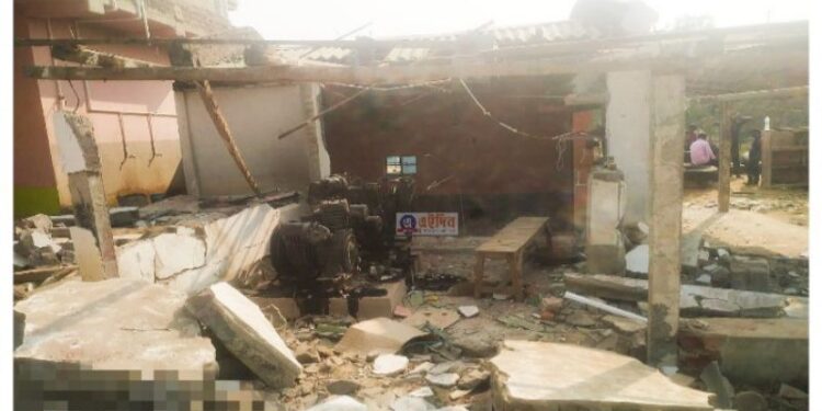 কম্প্রেসার মেশিনের  সিলিন্ডারে বিস্ফোরণে উড়ল আস্ত দোকানঘর, অল্পের জন্য প্রাণে বাঁচলেন দোকানদার ও তাঁর কর্মী