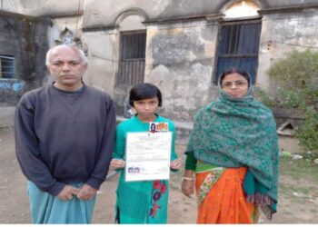 প্রায় এক বছর ধরে প্রশাসনের দরজায় দরজায় ঘুরেছেন, খবর প্রকাশিত হওয়ার পরেই মেয়ের জাতিগত শংসাপত্র পেয়ে গেলেন মা
