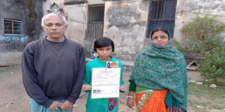 প্রায় এক বছর ধরে প্রশাসনের দরজায় দরজায় ঘুরেছেন, খবর প্রকাশিত হওয়ার পরেই মেয়ের জাতিগত শংসাপত্র পেয়ে গেলেন মা