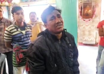 ফলের ক্রেট চুরির অভিযোগে যুবককে গণধোলাই, উদ্ধার করল পুলিশ