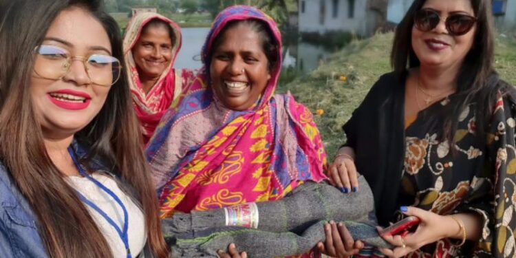 প্রবল ঠান্ডায় দুঃস্থদের হাতে গরম পোশাক তুলে দিলেন ‘গ্রেস এণ্ড গ্লোরি অব গড’ চ্যারিটেবল সোসাইটির মা-মেয়ে জুটি