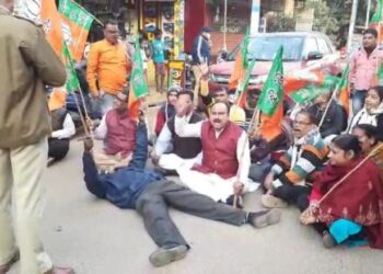 বিষ্ণুপুরে বিজেপির মিছিল আটকে দিল পুলিশ,পুলিশকে তৃণমূলের “দালাল-চামচা” বলে কটাক্ষ বিজেপির