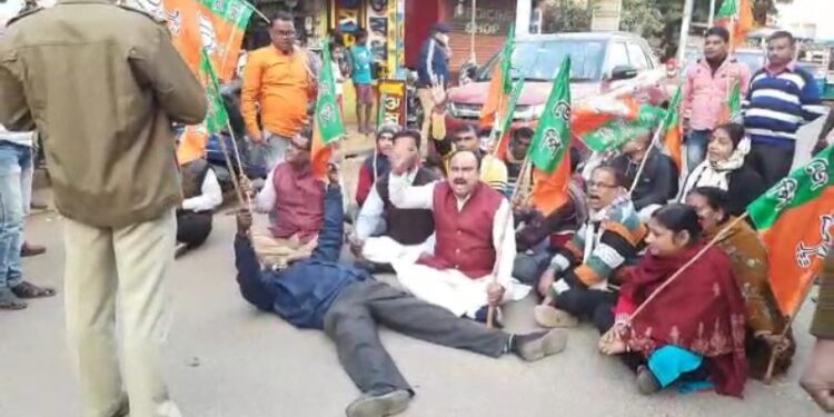 বিষ্ণুপুরে বিজেপির মিছিল আটকে দিল পুলিশ,পুলিশকে তৃণমূলের “দালাল-চামচা” বলে কটাক্ষ বিজেপির