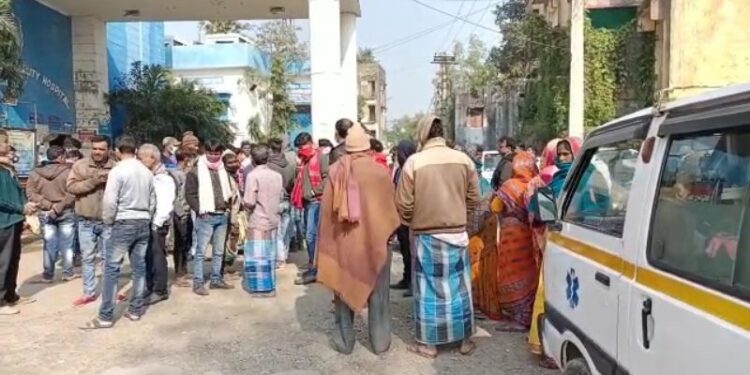 চাঁচল সুপার স্পেশালিটি হাসপাতালে রোগী মৃত্যু ঘিরে উত্তেজনা, চিকিৎসায় গাফেলতির অভিযোগ তুলে বিক্ষোভ মৃতের পরিবার পরিজনের