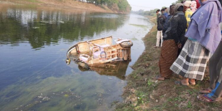 গলসিতে টোটোসহ দামোদরের সেচ ক্যানেলের জলে পড়ে মৃত্যু যুবকের