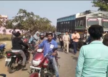 বালি বোঝাই লরির চাকায় পিষ্ট হয়ে মৃত্যু বাইক আরোহীর