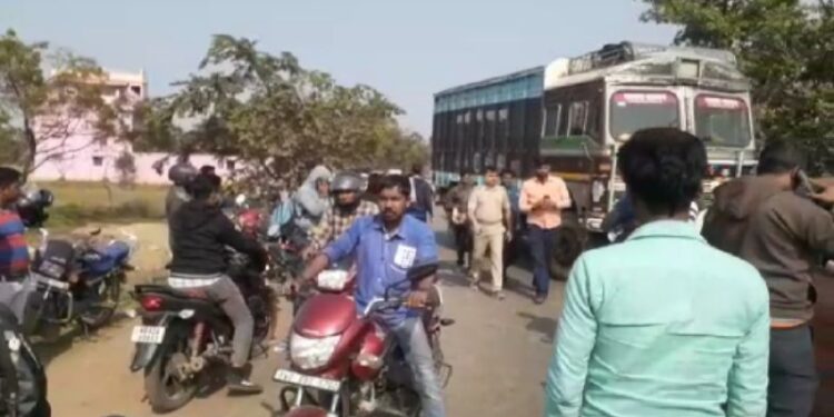 বালি বোঝাই লরির চাকায় পিষ্ট হয়ে মৃত্যু বাইক আরোহীর