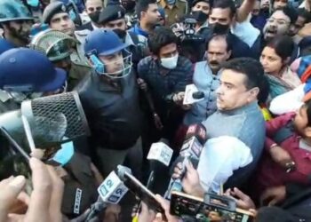 বাঁকুড়ার আত্মঘাতী চাষীর বাড়ি যাওয়ার পথে শুভেন্দু অধিকারীকে কালো পতাকা দেখাল তৃণমূল, কনভয় ব্যারিকেড করে রুখল পুলিশ, তীব্র ক্ষোভ প্রকাশ বিরোধী দলনেতার